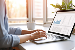 守在就业季中的毕业生，等待青年失业率曲线往下走